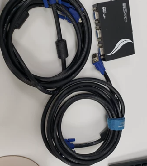 vga，一拖二，含线2个，两进一出，2台主...