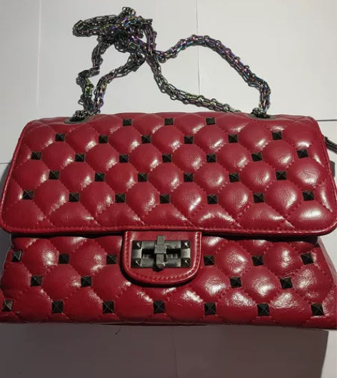 女士中号斜挎包，复古红，拿了一瓶水乳做比较...