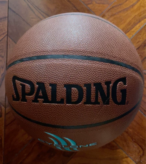 几乎全新斯伯丁篮球，没玩过几回，60出，喜...