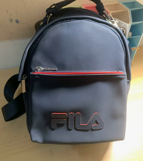 FILA双肩包防水PU材质 配有缎面织带和...