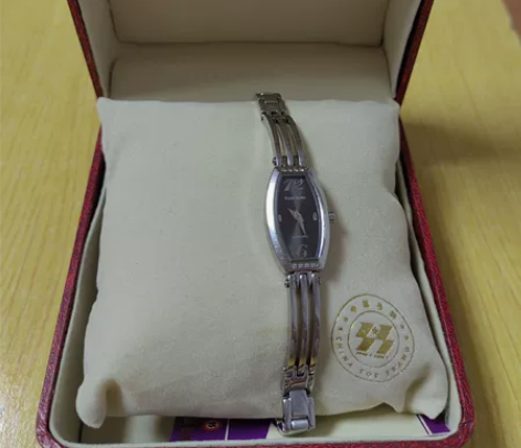 正品旧款天王手表 有比较明显的使用痕迹，自...