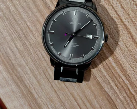 天王手表,买来没戴两次。买来2500元,现...