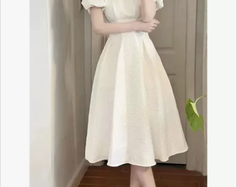 出这款白色荷叶裙，体重在110斤左右，很显...