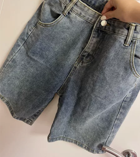个性的牛仔短裤 男女同款 感兴趣的话点“我...