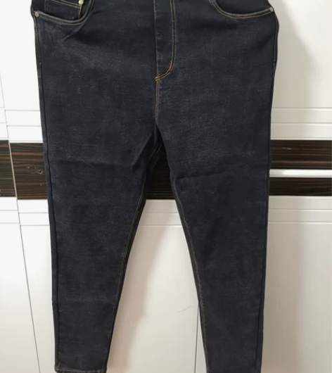 搬家整理衣柜 全新女款牛仔铅笔裤 弹力很大...