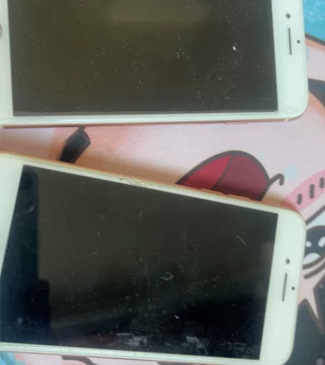 苹果小8 以前买二手来的 应该是美版 卡拿...