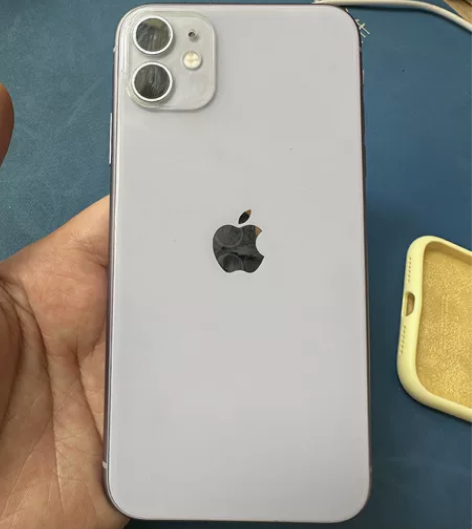 苹果11 淡紫色自用手机 一直贴膜戴壳，无...