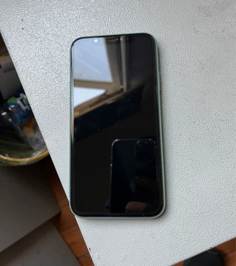 苹果11成色还蛮新，边框处有划痕，电池还有...