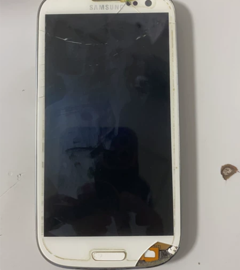 老手机，三星I9300，碎屏，尤其是右下角...