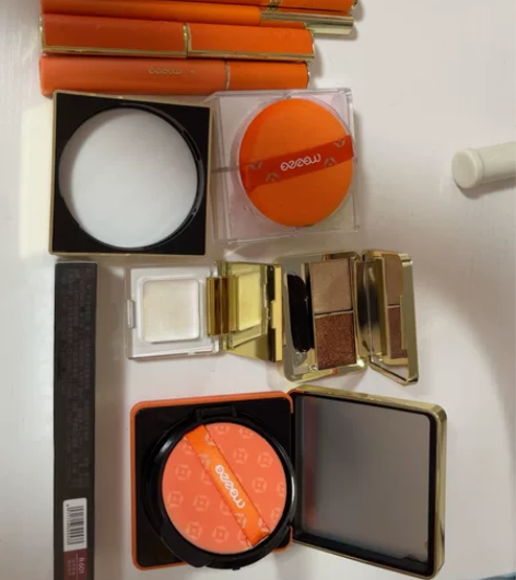 口红气垫眼线眼影高光散粉眉笔。睫毛膏跟眼线...