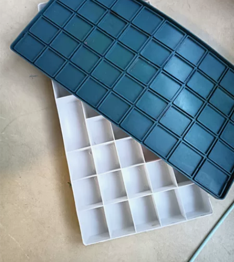 软盖44调色盒 只用过13格 7成新包邮送...