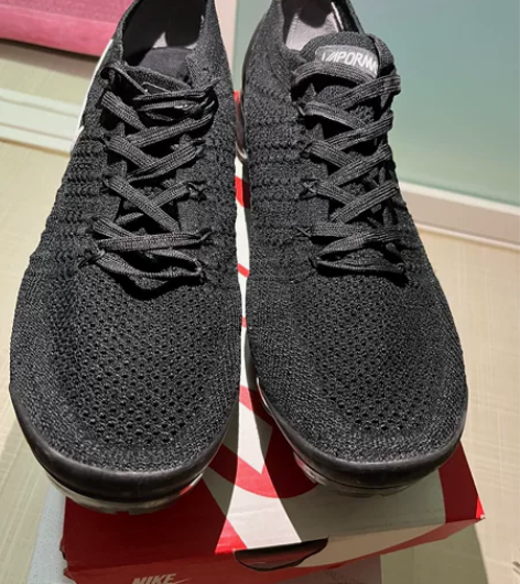 耐克运动鞋，42.5码，原价好像四百多买的...