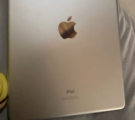 iPad第七代128G外屏有破损银色 可小刀