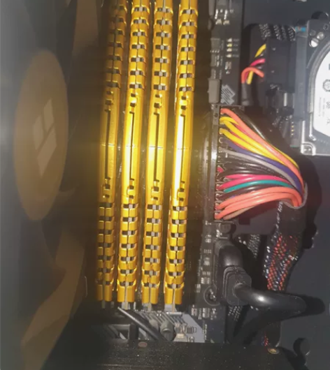 威刚内存8g 4根，标价是一对的 金色的，...