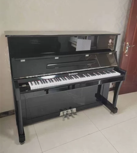 黑色立式钢琴，练习演奏用琴。 音色高中低整...