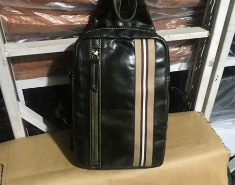 牛油果绿色胸包 男士 今年很流行这个颜色 ...