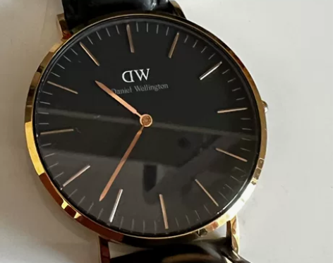 DW手表 包装盒也在 售出不退换