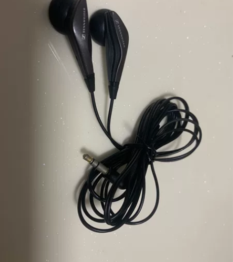 森海塞尔耳机当时买200多 具体型号忘了一...