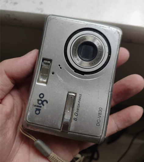 爱国者DC-V830相机。外观脏，没有打理...