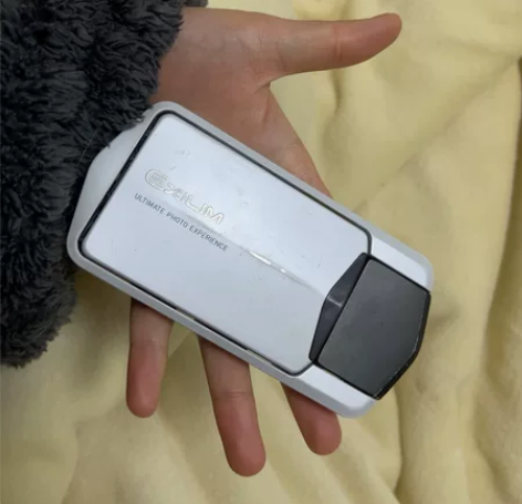 卡西欧tr100自拍神器，有充电线，没有储...