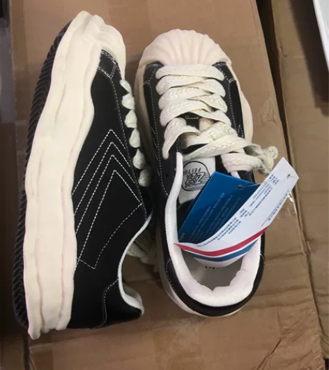 39码飞跃溶解鞋，豹纹和黑色俩款，成色如图...