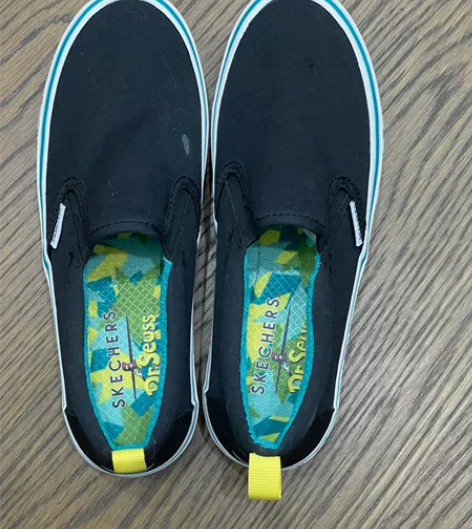 斯凯琪一脚蹬全新黑色帆布鞋，购于八号仓，3...