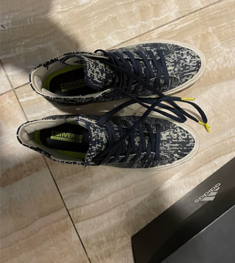 搬家，不带了，正好毕业也穿不着运动鞋了，低...