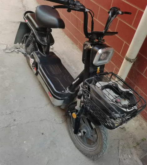 自用电动车。700块出。发票车牌都有。能跑...