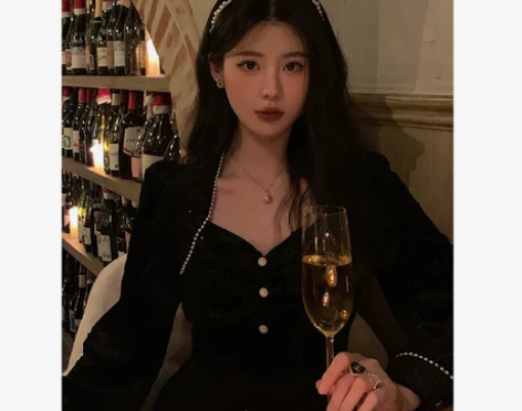 丝绒连衣裙女秋冬赫本风茶歇法式高级感温柔年...
