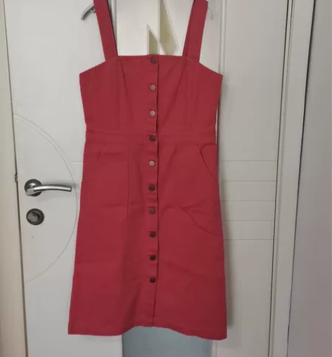 全新品牌牛仔背带裙 感兴趣的话点“我想要”...