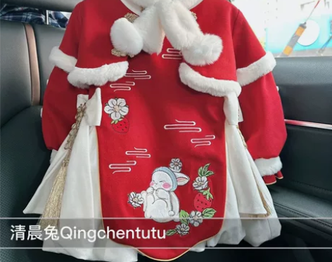 清晨兔家的年服草莓兔花苞裙90码，质量绝绝...