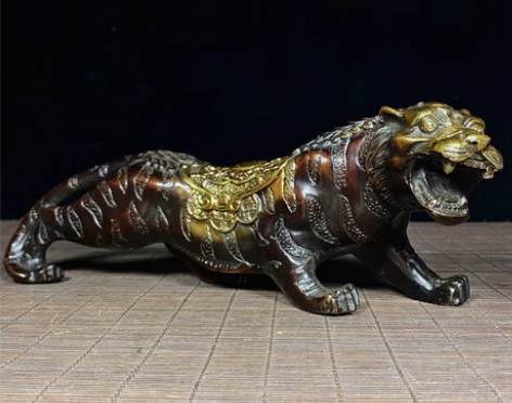 一个有钱人家收来的纯铜老物件动物摆件金钱猛...