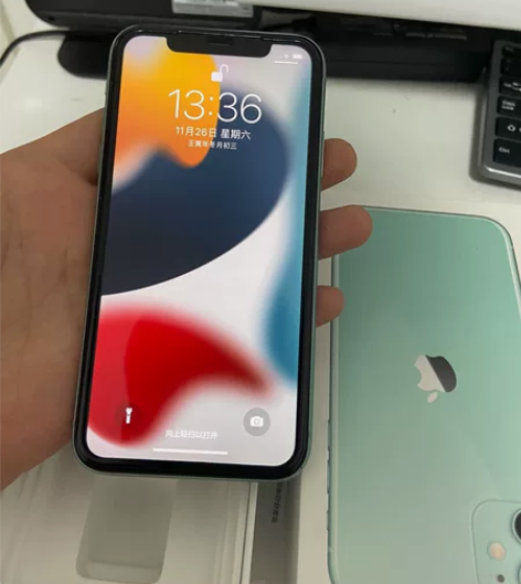 苹果11，国行128g，电池81，后盖裂纹...