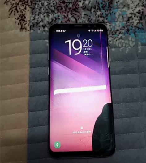 三星S8+  手机正常使用   黑屏地方也...