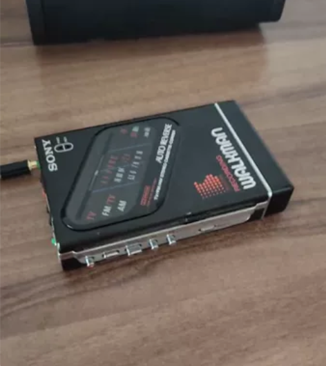 索尼Wm-F203磁带随身听一台。品相不错...