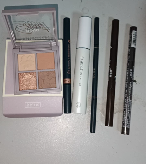 香芋色眼影试用过还很新，一个眼线黑色的，火...