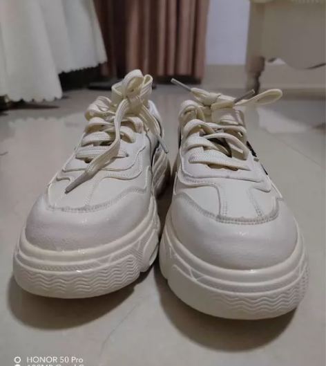 全新米绿色运动鞋 皮制  39码 放的时间...