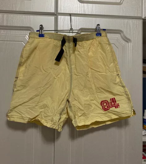 休闲短裤做工很好，压衣柜里有些褶皱，腰围平...