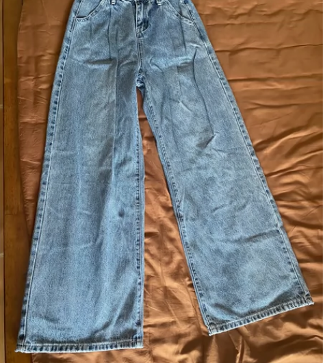 女式阔腿高腰牛仔裤，版型很好，做工质量都很...