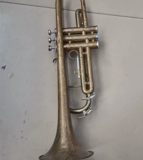 上海产老铜小号，品看图，有一处开焊 不会吹...