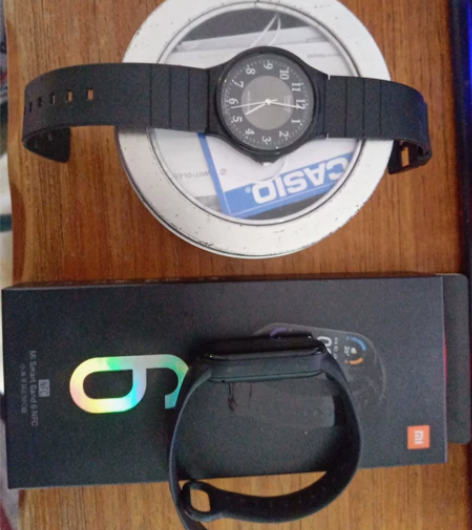 出卡西欧手表和小米手环6nfc，卡西欧带了...