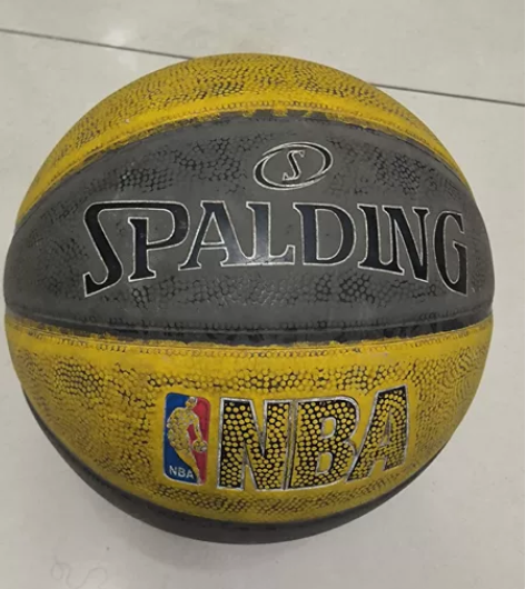 斯伯丁篮球橡胶室外学生耐磨比赛7号球，二手...