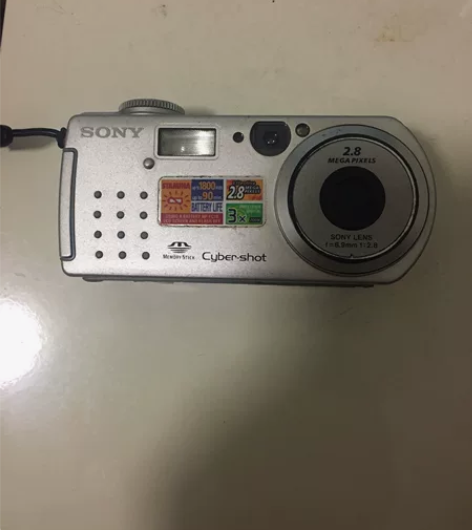 索尼p3 功能一切正常 配件有一个内存卡一...