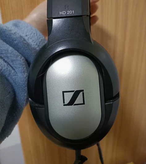 森海塞尔HD201，音质不错。成色如图，非...
