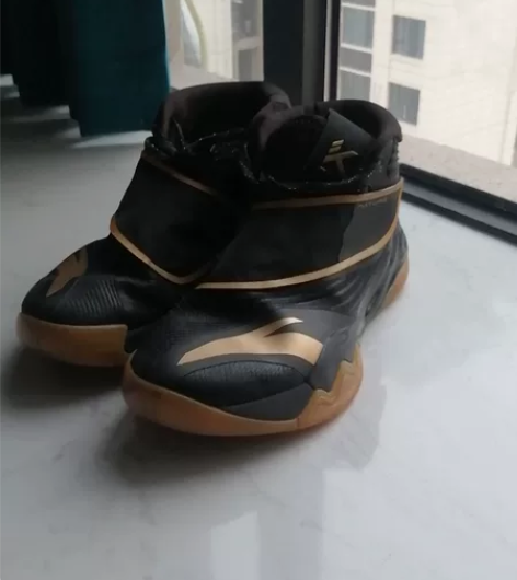 安踏kt6黑金，40码，实体店899入，鞋...