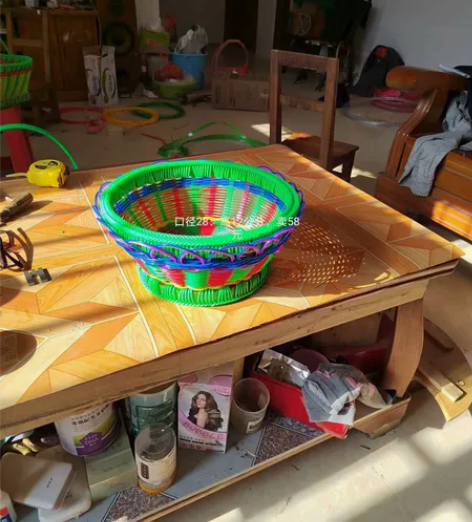 家人闲暇编的篮子,可以装水果一些杂物,尺寸...