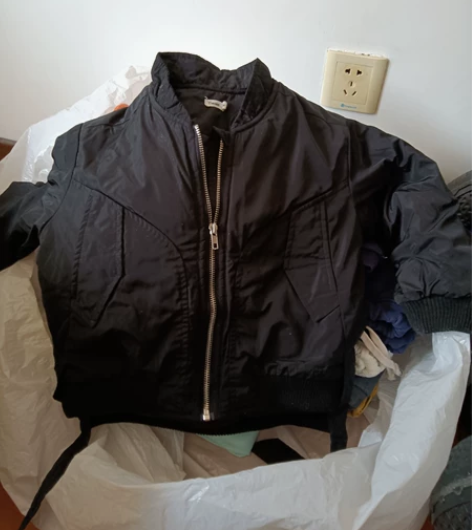 黑色儿童棒球棉服，有意者联系！ 感兴趣的话...