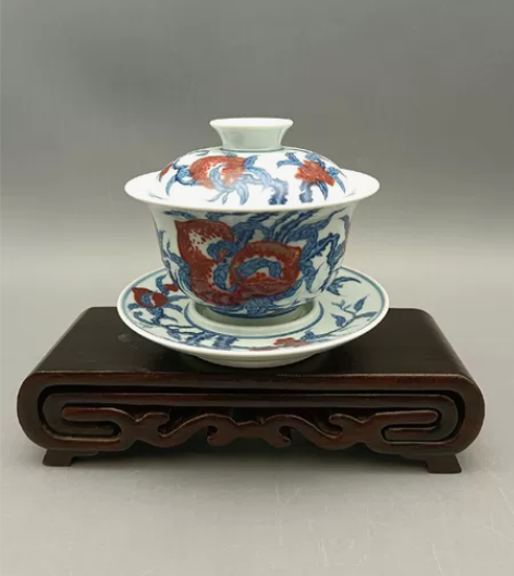 建国瓷厂柴窑烧制，精品青花手绘釉里红福寿桃...