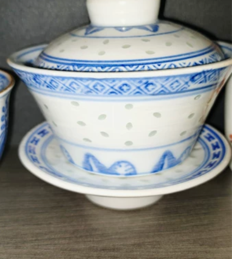 大盖碗,拿去喝茶吧,年份567。 感兴趣的...