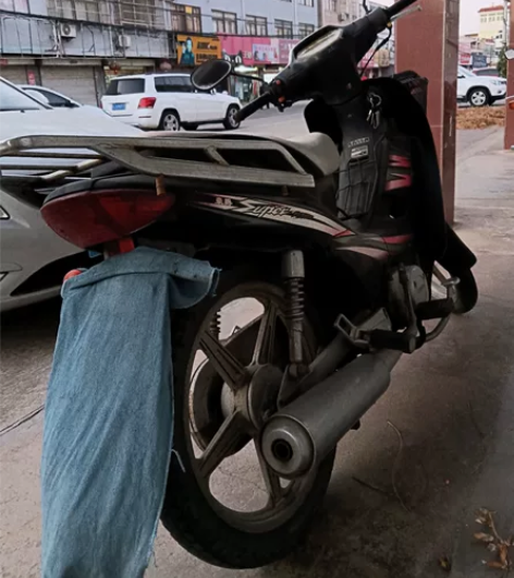 豪爵喜运110小弯梁摩托车,无手续,正常行...